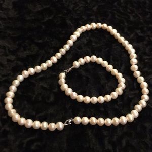 Pearl necklace and bracelet set